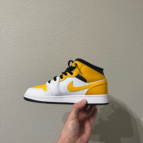 Yellow and white youth jordan 1 - Picture 6 of 7